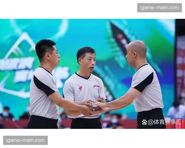 比赛中断期间，双方教练组与裁判组紧急沟通