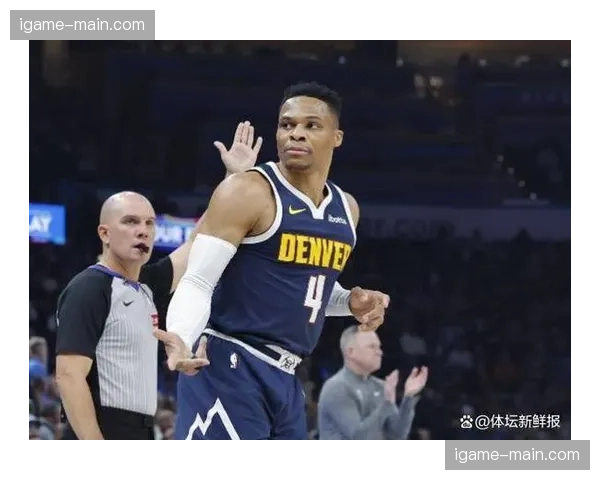 威少持球推进被撞出场外，一脚踩爆场边啤酒杯成搞笑名场面